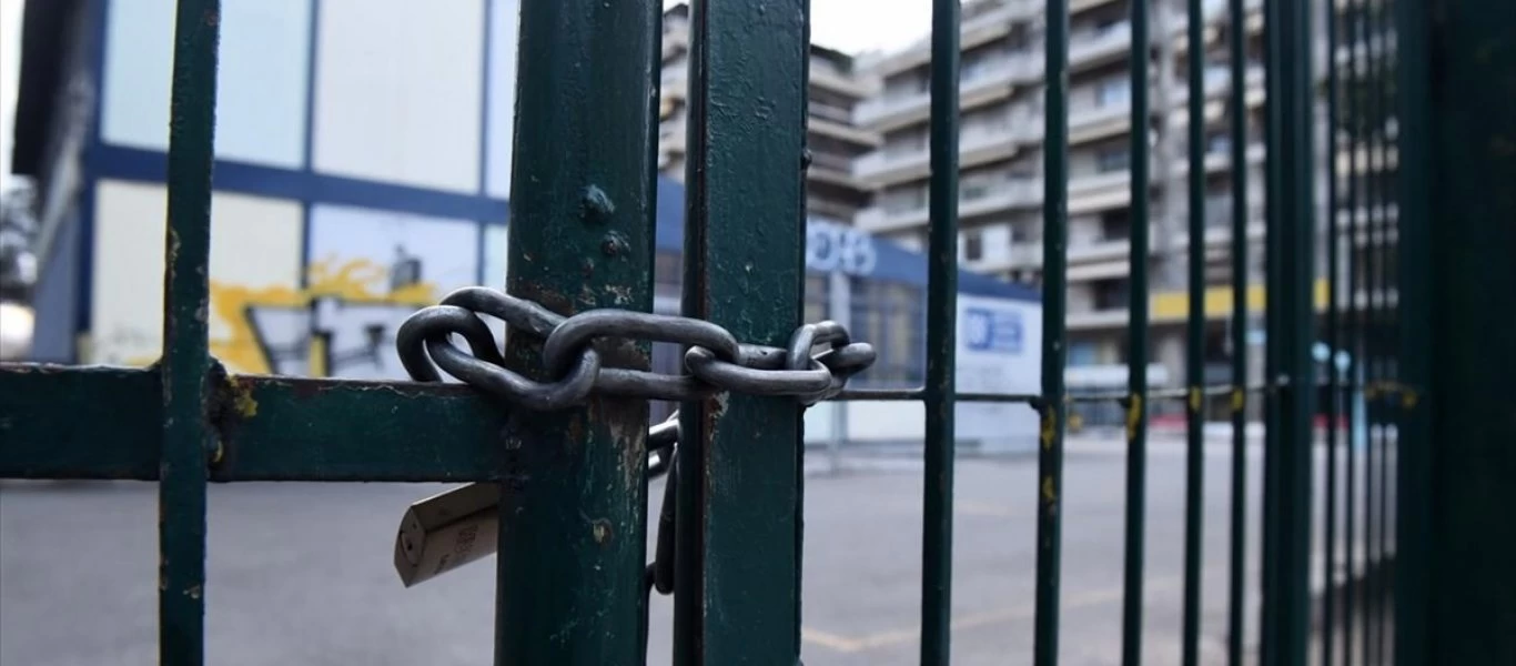 Θεσσαλονίκη: Τραμπούκος έσπασε την πόρτα υπό κατάληψη σχολείου και τραυμάτισε μαθητές